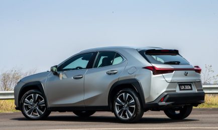 (Lançamento) Lexus UX300h 2025: mesmo visual, outra motorização e menor preço